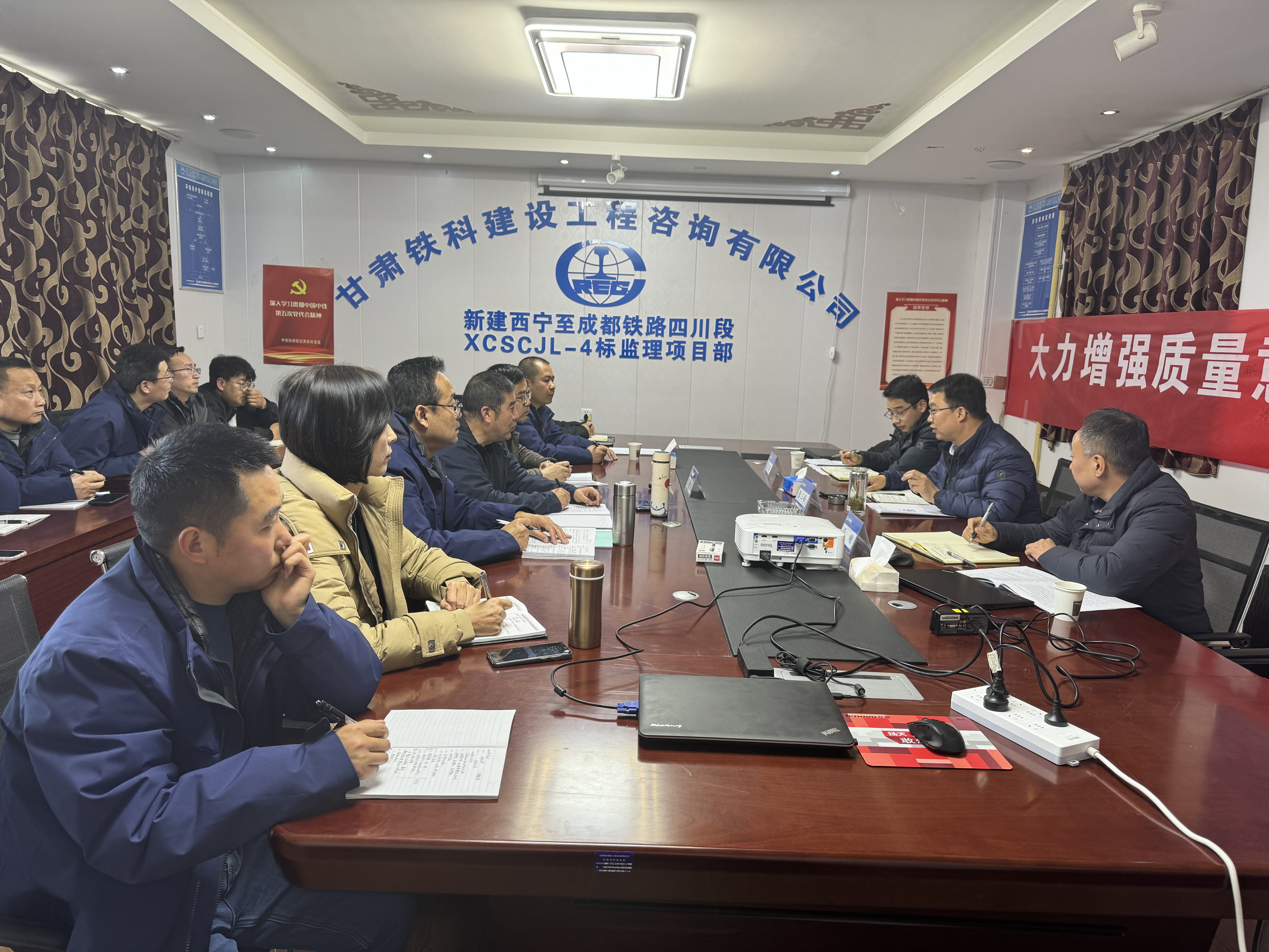 檢查監理內業資料并召開項目部座談會.jpg